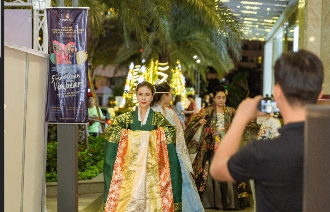 Ng&amp;agrave;y hội giao lưu văn h&amp;oacute;a ẩm thực c&amp;ugrave;ng Vingroup, tất cả tiền lợi nhuận thu được đều trao cho trẻ em ngh&amp;egrave;o