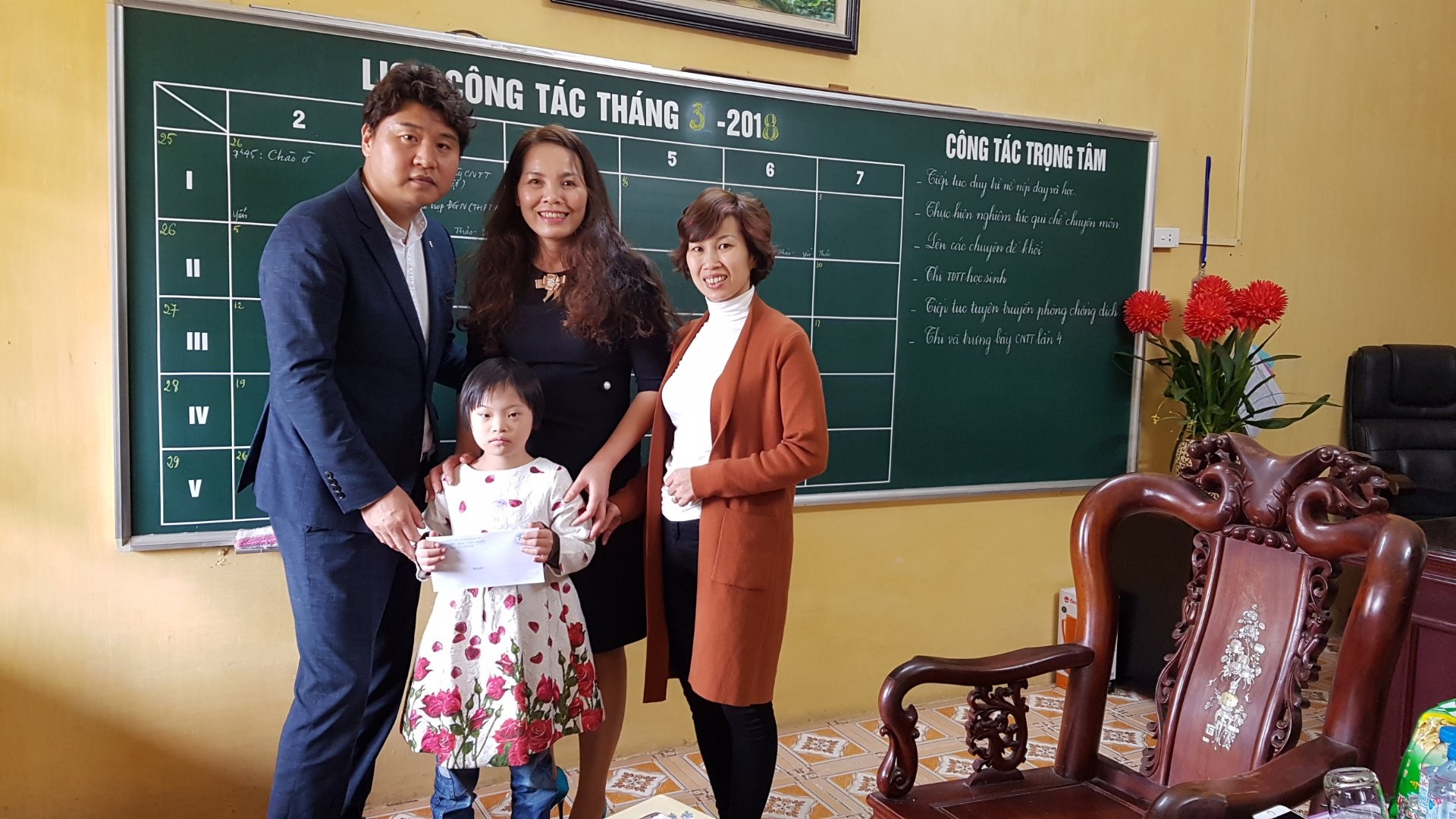 Trong suốt 10 năm, KVECC đ&amp;atilde; cung cấp đồ d&amp;ugrave;ng học tập v&amp;agrave; học bổng cho c&amp;aacute;c em trường Tiểu học T&amp;acirc;n Triều ( H&amp;agrave; Nội)