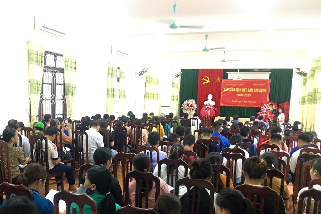 Đ&amp;ocirc;ng đảo người d&amp;acirc;n tham dự s&amp;agrave;n giao dịch việc l&amp;agrave;m tại x&amp;atilde; Kim B&amp;ocirc;i (Kim B&amp;ocirc;i).