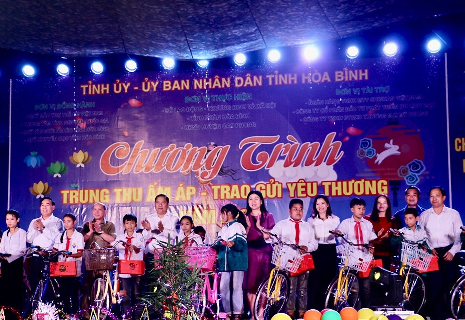 L&amp;atilde;nh đạo tỉnh H&amp;ograve;a B&amp;igrave;nh v&amp;agrave; c&amp;aacute;c đại biểu trao xe đạp cho học sinh c&amp;oacute; ho&amp;agrave;n cảnh kh&amp;oacute; khăn.