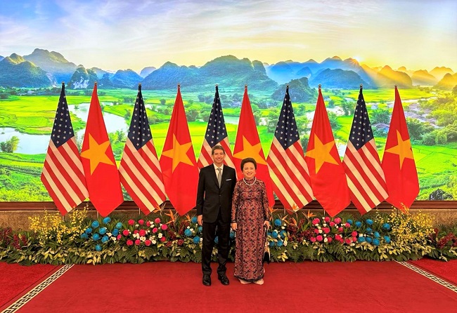 &amp;Ocirc;ng Scott A. Nathan - Tổng Gi&amp;aacute;m đốc DFC v&amp;agrave; b&amp;agrave; Nguyễn Thị Nga - Ph&amp;oacute; Chủ tịch TT HĐQT SeABank gặp gỡ v&amp;agrave; trao đổi B&amp;ecirc;n lề Hội nghị cấp cao Việt Nam &amp;ndash; Hoa Kỳ về Đầu tư v&amp;agrave; Đổi mới s&amp;aacute;ng tạo trong khu&amp;ocirc;n khổ chuyến thăm cấp nh&amp;agrave; nước của Tổng thống Mỹ Joe Biden tới Việt Nam,