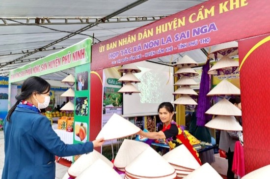 Sản phẩm n&amp;oacute;n l&amp;aacute; của HTX N&amp;oacute;n l&amp;aacute; Sai Nga, huyện Cẩm Kh&amp;ecirc;
