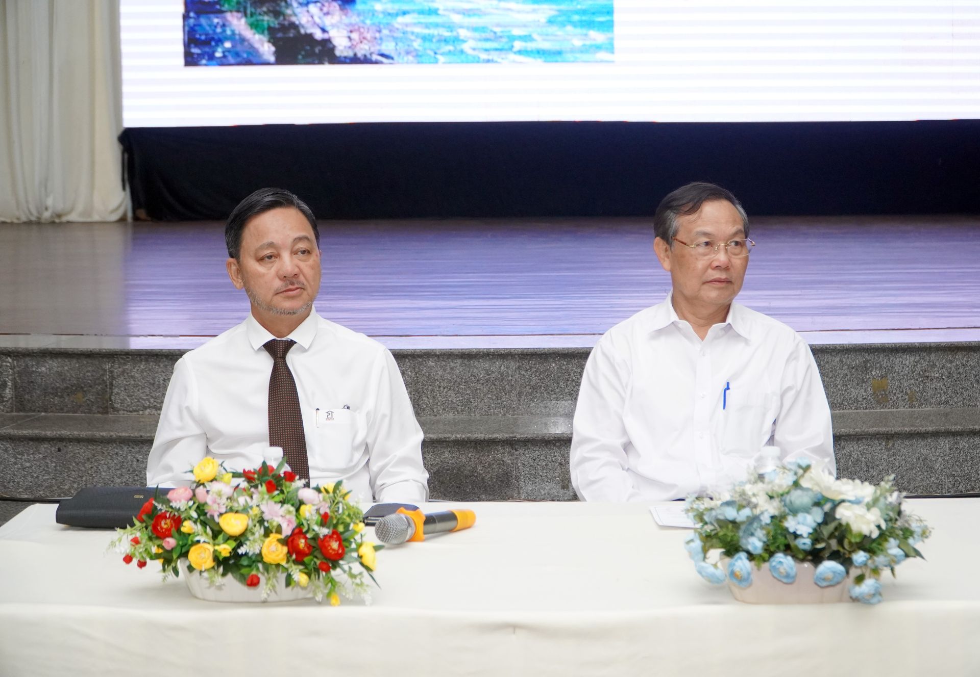Phạm Văn Tri&amp;ecirc;m, Chủ tịch Hiệp hội DNNVV tỉnh chủ tr&amp;igrave; hội thảo (tr&amp;aacute;i) v&amp;agrave; TS. Trương Th&amp;agrave;nh C&amp;ocirc;ng, Chủ tịch Li&amp;ecirc;n hiệp Hội khoa học-kỹ thuật tỉnh Vũng T&amp;agrave;u