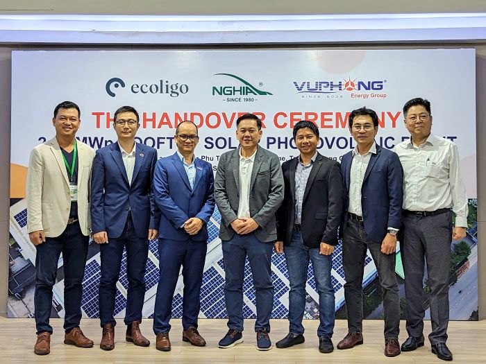 C&amp;aacute;c th&amp;agrave;nh vi&amp;ecirc;n Ban l&amp;atilde;nh đạo Kềm Nghĩa &amp;ndash; ecoligo &amp;ndash; Vũ Phong Energy Group chụp ảnh lưu niệm đ&amp;aacute;nh dấu bước tiến mới trong h&amp;agrave;nh tr&amp;igrave;nh ph&amp;aacute;t triển bền vững