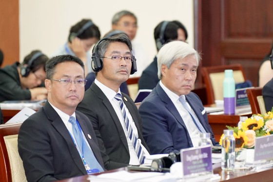 Nguy&amp;ecirc;n Ph&amp;oacute; Thủ tướng Đức Philipp R&amp;ouml;sler (ngồi giữa) một lần nữa nhấn mạnh quan điểm chuyển đổi xanh l&amp;agrave; vấn đề cần c&amp;oacute; sự hợp t&amp;aacute;c quốc tế, nhằm tạo ra sự thay đổi. Ảnh: HO&amp;Agrave;NG H&amp;Ugrave;NG