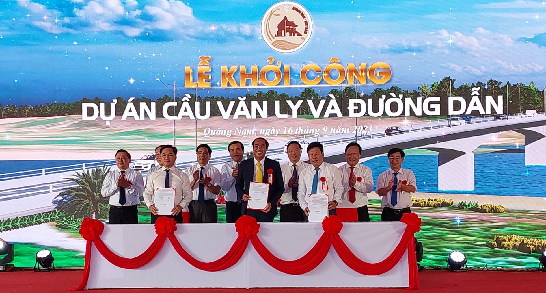 Đại diện l&amp;atilde;nh đạo UBND thị x&amp;atilde; Điện B&amp;agrave;n, UBND huyện Đại Lộc c&amp;ugrave;ng chủ đầu tư k&amp;yacute; cam kết giải ph&amp;oacute;ng mặt bằng đ&amp;uacute;ng tiến độ cho nh&amp;agrave; thầu thi c&amp;ocirc;ng dự &amp;aacute;n.