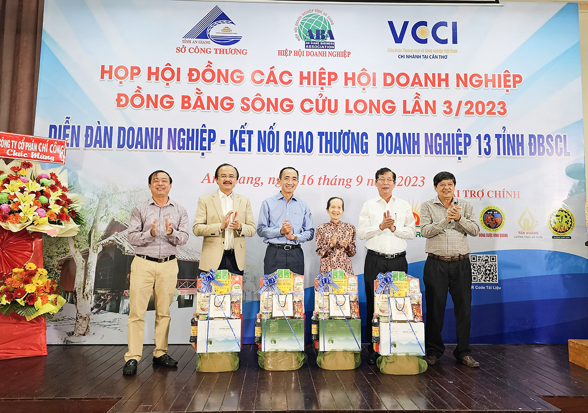 Hiệp hội Doanh nghiệp tỉnh An Giang tặng đặc sản của doanh nghiệp An Giang cho c&amp;aacute;c chuy&amp;ecirc;n gia, đại biểu