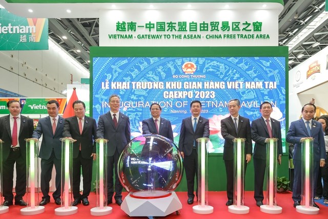 Thủ tướng Phạm Minh Ch&amp;iacute;nh v&amp;agrave; c&amp;aacute;c đại biểu bấm n&amp;uacute;t khai trương khu gian h&amp;agrave;ng Việt Nam tại CAEXPO. Ảnh: VGP