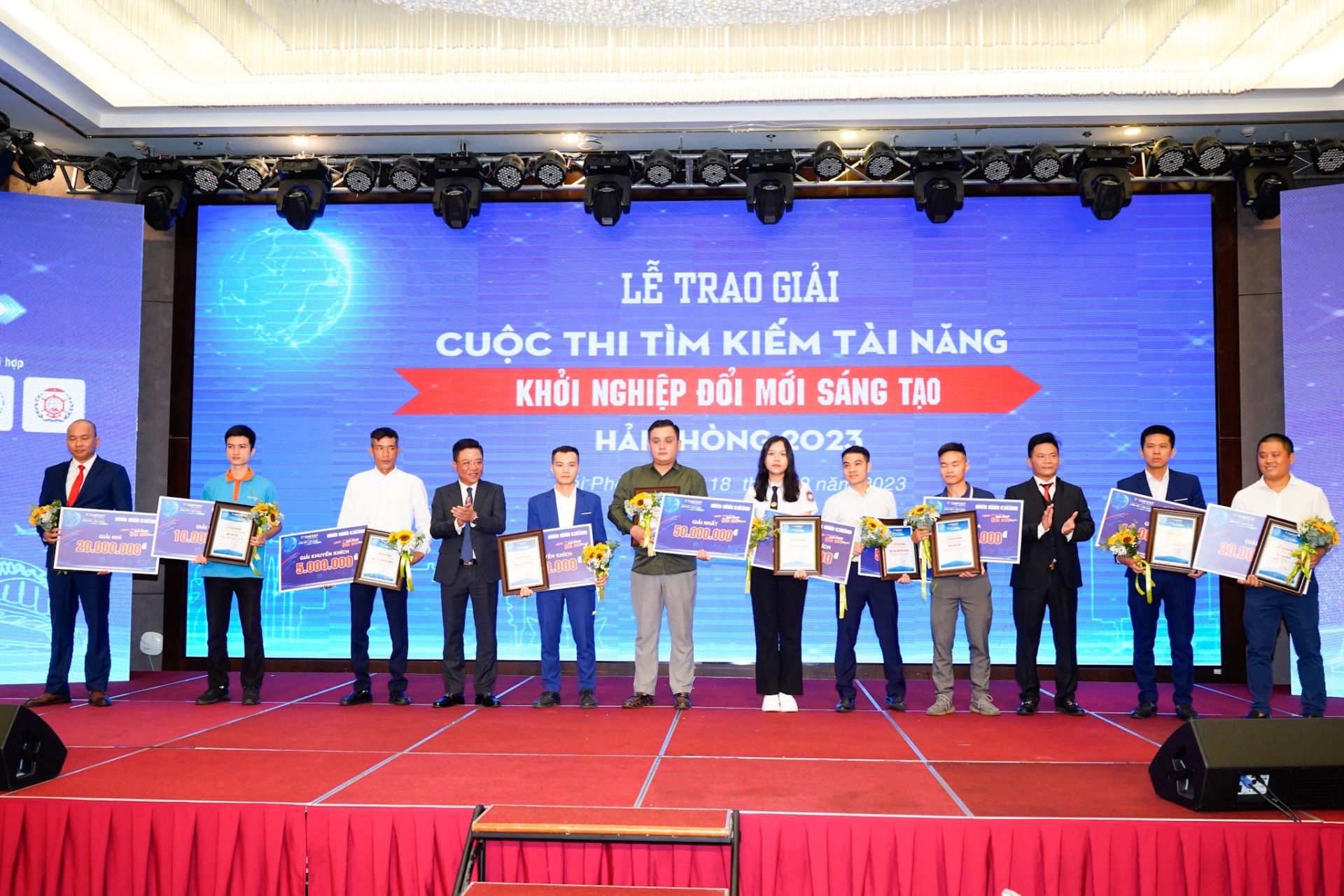 Ban Tổ chức trao Giải cho c&amp;aacute;c dự &amp;aacute;n đoạt giải tại Cuộc thi