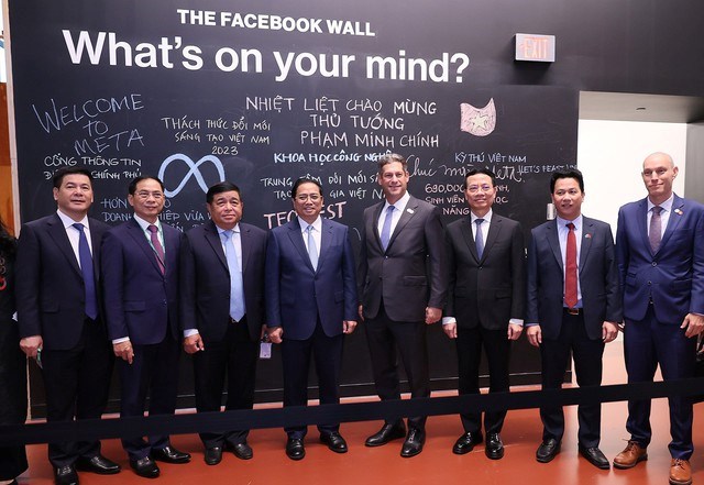 Trong chuyến thăm v&amp;agrave; l&amp;agrave;m việc với Meta Platforms (trước đ&amp;acirc;y l&amp;agrave; Facebook), Thủ tướng Ch&amp;iacute;nh phủ Phạm Minh Ch&amp;iacute;nh đ&amp;atilde; chụp ảnh trước tấm bảng c&amp;oacute; những d&amp;ograve;ng chữ &amp;quot;Nhiệt liệt ch&amp;agrave;o mừng Thủ tướng Phạm Minh Ch&amp;iacute;nh&amp;quot; cũng như ghi r&amp;otilde; t&amp;ecirc;n c&amp;aacute;c đối t&amp;aacute;c quan trọng v&amp;agrave; hoạt động hợp t&amp;aacute;c nổi bật của Meta tại Việt Nam