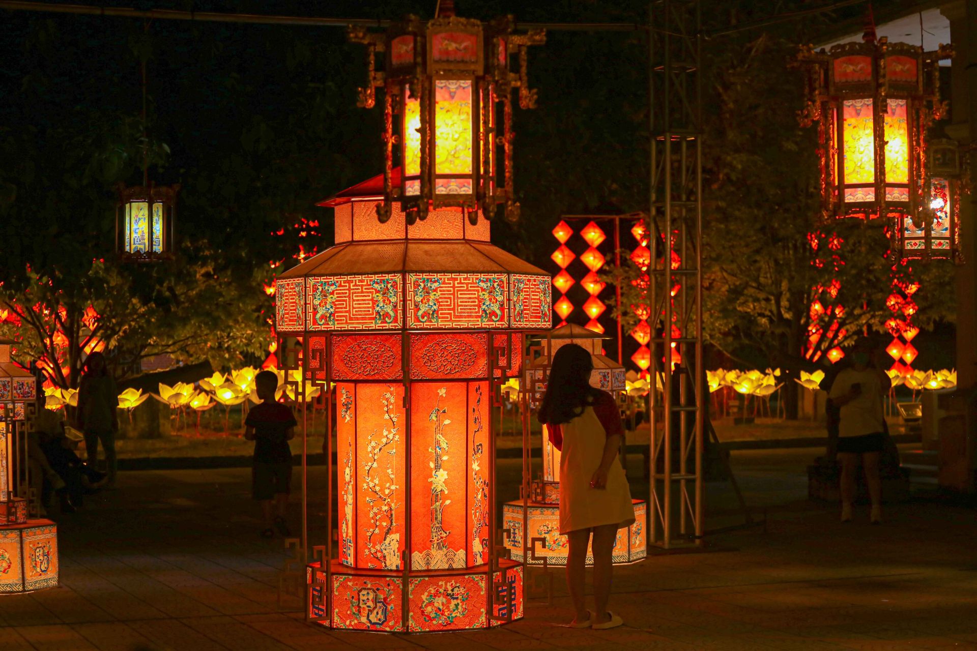 Hội đ&amp;egrave;n lồng