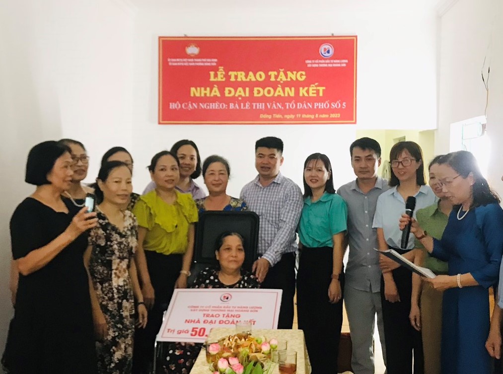 Đại diện C&amp;ocirc;ng ty Ho&amp;agrave;ng Sơn c&amp;ugrave;ng cấp ủy, ch&amp;iacute;nh quyền, c&amp;aacute;c tổ chức đo&amp;agrave;n thể TP H&amp;ograve;a B&amp;igrave;nh tại lễ b&amp;agrave;n giao nh&amp;agrave; đại đo&amp;agrave;n kết cho gia đ&amp;igrave;nh b&amp;agrave; L&amp;ecirc; Thị V&amp;acirc;n, hộ cận ngh&amp;egrave;o ỏ tổ 5, phường Đồng Tiến
