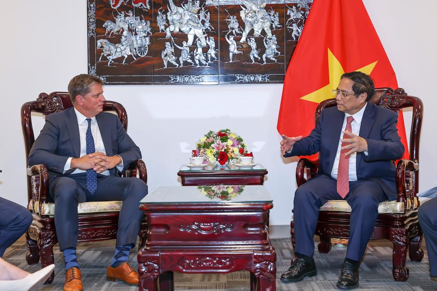 Thủ tướng Phạm Minh Ch&amp;iacute;nh tiếp &amp;ocirc;ng Tim Hughes, Ph&amp;oacute; Chủ tịch Cấp cao phụ tr&amp;aacute;ch Quan hệ Ch&amp;iacute;nh phủ v&amp;agrave; Kinh doanh to&amp;agrave;n cầu của Tập đo&amp;agrave;n SpaceX; đồng thời hoan ngh&amp;ecirc;nh SpaceX chủ động đề xuất mở rộng hợp t&amp;aacute;c đầu tư tại Việt Nam (Ảnh: VGP).