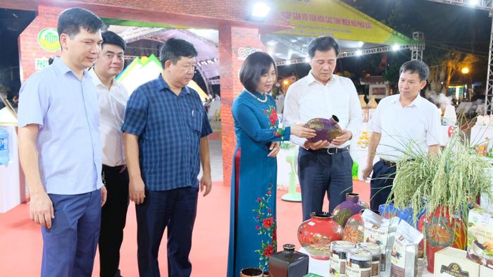 Trưng b&amp;agrave;y tr&amp;ecirc;n 2.000 sản phẩm OCOP, đặc sản của H&amp;agrave; Nội v&amp;agrave; 35 tỉnh, th&amp;agrave;nh