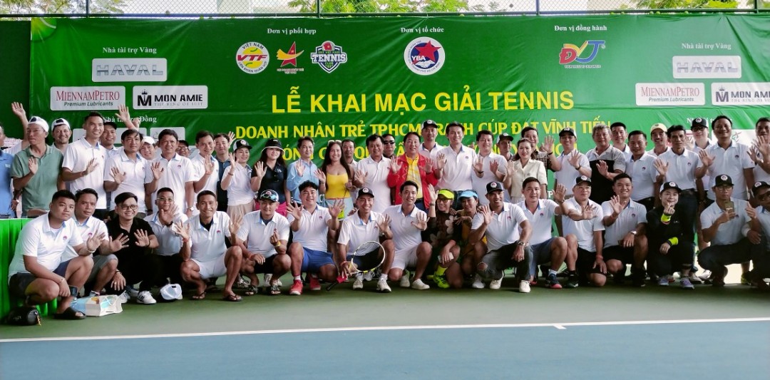 Giải Tennis Doanh nh&amp;acirc;n trẻ Tp. HCM 2023 tranh Cup Đạt Vĩnh Tiến với sự tham dự của hơn 200 vận động vi&amp;ecirc;n đều l&amp;agrave; những doanh nh&amp;acirc;n trẻ từ 20 tỉnh th&amp;agrave;nh tr&amp;ecirc;n cả nước