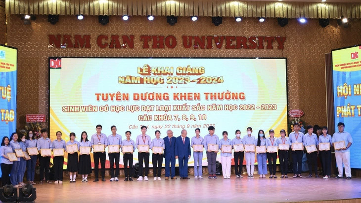 Trường đại học Nam Cần Thơ khen thưởng sinh vi&amp;ecirc;n học giỏi c&amp;aacute;c kho&amp;aacute; học nh&amp;acirc;n dịp khai giảng