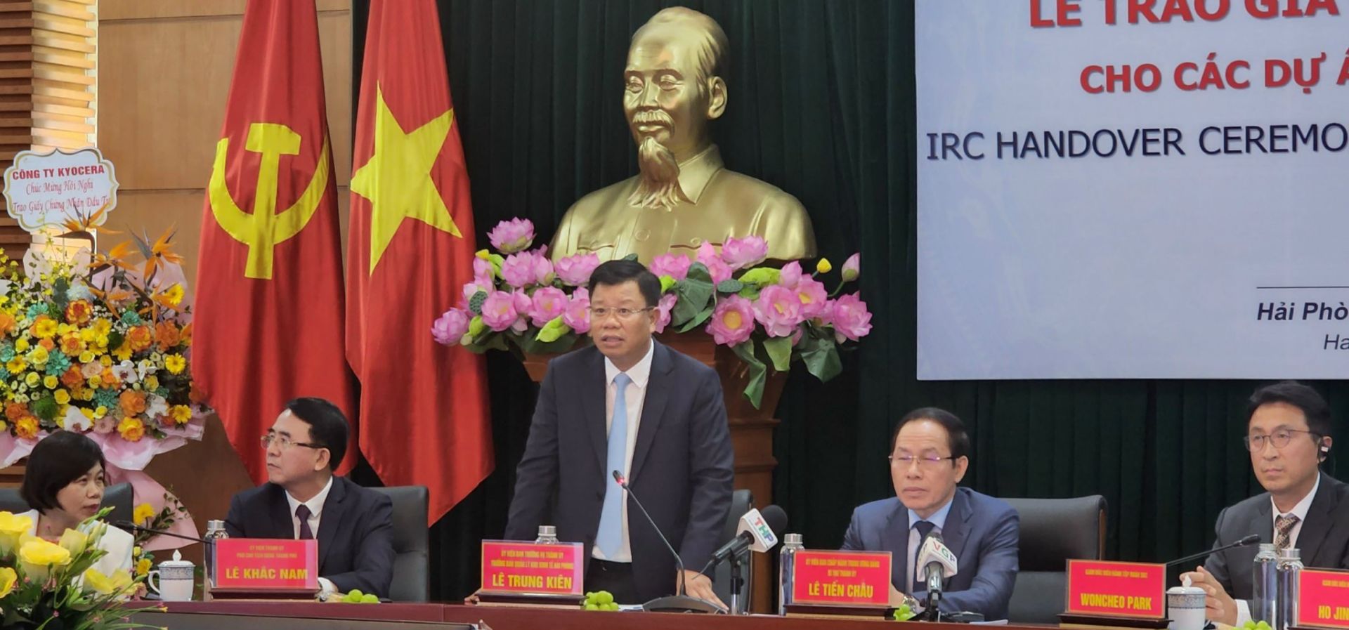 L&amp;ecirc; Trung Ki&amp;ecirc;n, Trưởng Ban Quản l&amp;yacute; Khu kinh tế Hải Ph&amp;ograve;ng ph&amp;aacute;t biểu tại Hội nghị.