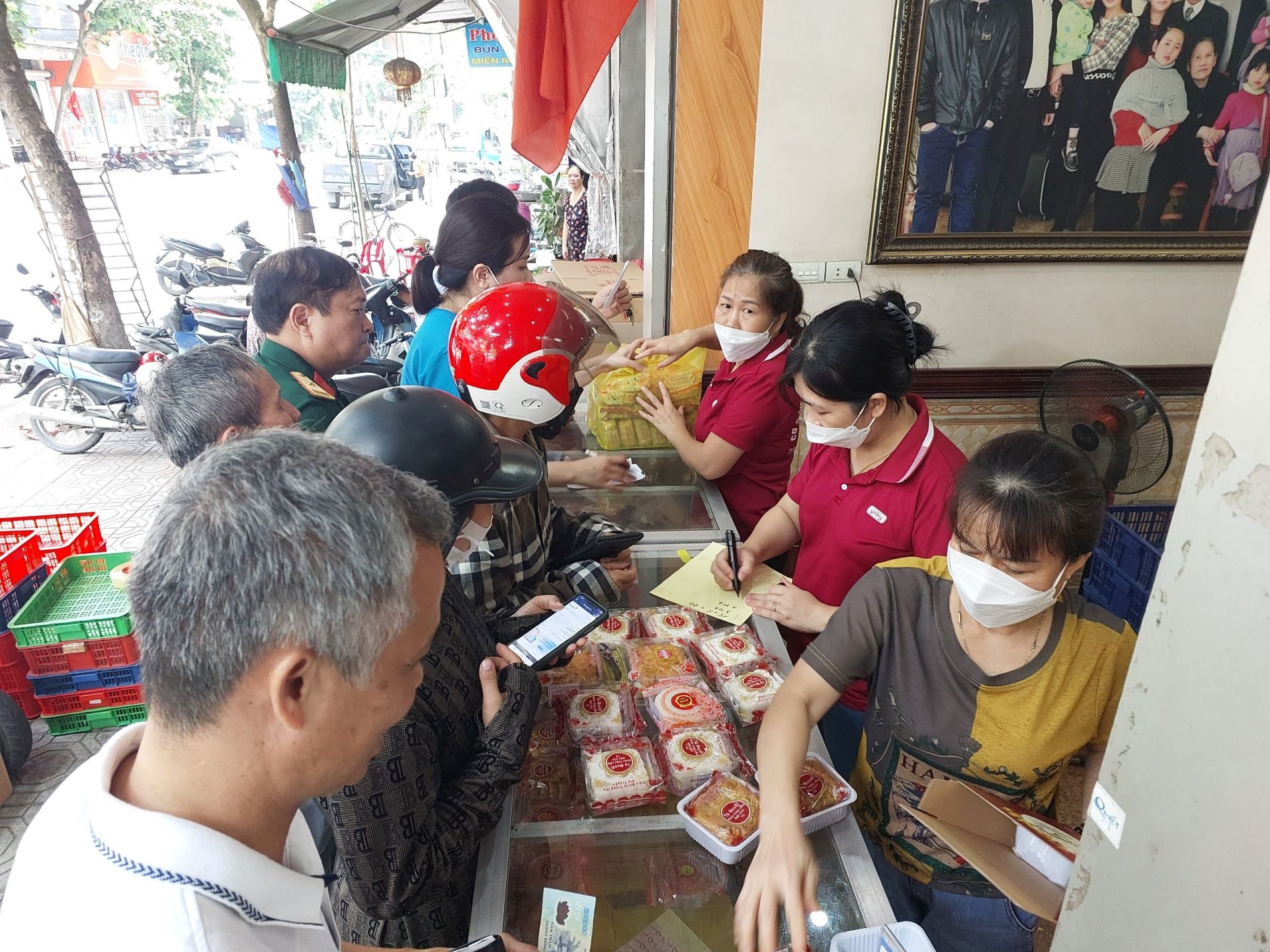 C&amp;aacute;c cơ sở sản xuất b&amp;aacute;nh Trung thu thường tập trung đ&amp;ocirc;ng kh&amp;aacute;ch v&amp;agrave;o dịp từ rằm th&amp;aacute;ng 7 đến rằm th&amp;aacute;ng 8 (&amp;acirc;m lịch)