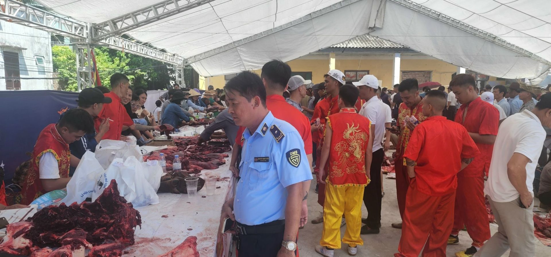 Năm nay lực lượng chức năng siết chặt quản l&amp;yacute; kiểm so&amp;aacute;t nghi&amp;ecirc;m ngặt n&amp;ecirc;n người ti&amp;ecirc;u d&amp;ugrave;ng an t&amp;acirc;m  mua được chuẩn thịt &amp;ocirc;ng tr&amp;acirc;u chọi  trong khu vực lễ hội