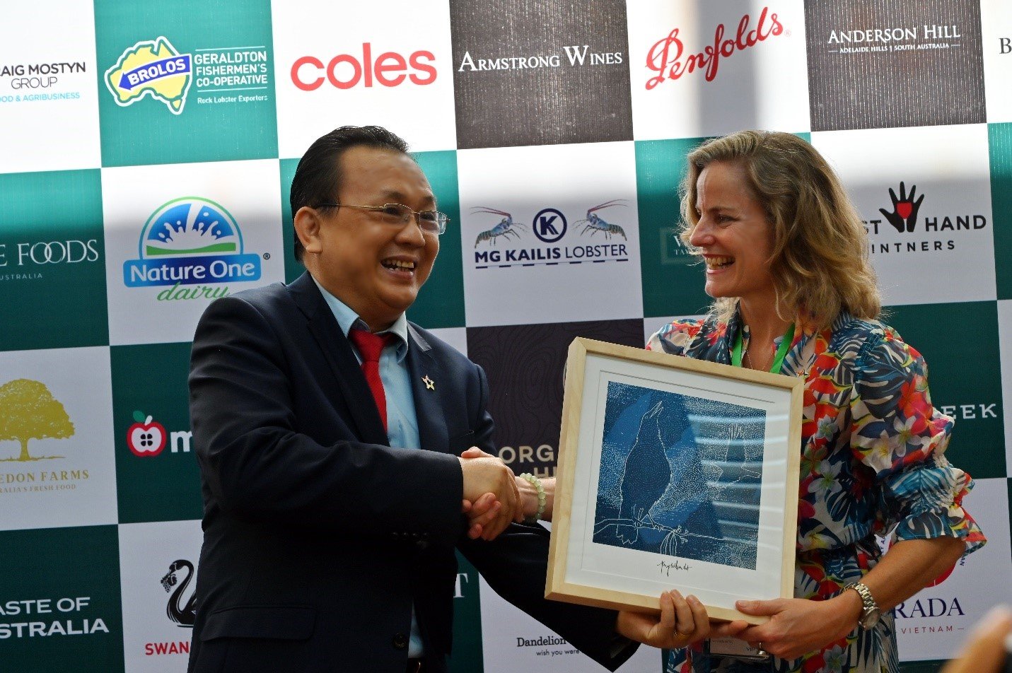B&amp;agrave; Rebecca Ball &amp;ndash; Tham t&amp;aacute;n Thương mại v&amp;agrave; Đầu tư Cấp cao ch&amp;iacute;nh phủ Australia trao tặng lưu niệm đến tỉnh Kh&amp;aacute;nh H&amp;ograve;a