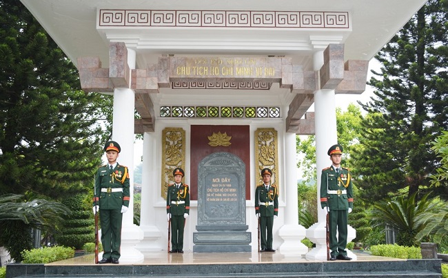 Bia di t&amp;iacute;ch - nơi Chủ tịch Hồ Ch&amp;iacute; Minh đ&amp;atilde; về thăm, n&amp;oacute;i chuyện với Nh&amp;acirc;n d&amp;acirc;n v&amp;agrave; c&amp;aacute;n bộ L&amp;agrave;o Cai.
