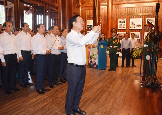 Chủ tịch nước V&amp;otilde; Văn Thưởng d&amp;acirc;ng hương tưởng niệm Chủ tịch Hồ Ch&amp;iacute; Minh.