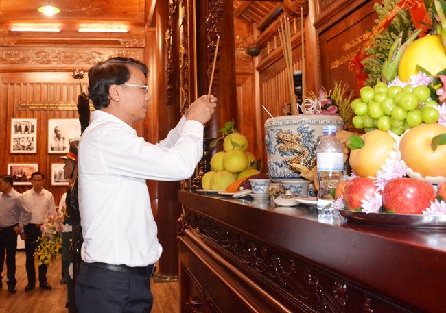 Đồng ch&amp;iacute; Đặng Xu&amp;acirc;n Phong, ủy vi&amp;ecirc;n Ban Chấp h&amp;agrave;nh Trung ương Đảng, B&amp;iacute; thư Tỉnh ủy, Trưởng Đo&amp;agrave;n Đại biểu Quốc hội tỉnh L&amp;agrave;o Cai&amp;nbsp;d&amp;acirc;ng hương tưởng niệm Chủ tịch Hồ Ch&amp;iacute; Minh.