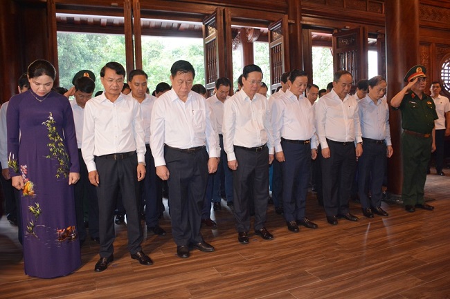 C&amp;aacute;c đại biểu d&amp;acirc;ng hương v&amp;agrave; d&amp;agrave;nh một ph&amp;uacute;t tưởng niệm tỏ l&amp;ograve;ng th&amp;agrave;nh k&amp;iacute;nh, tưởng nhớ c&amp;ocirc;ng ơn của Chủ tịch Hồ Ch&amp;iacute; Minh vĩ đại.