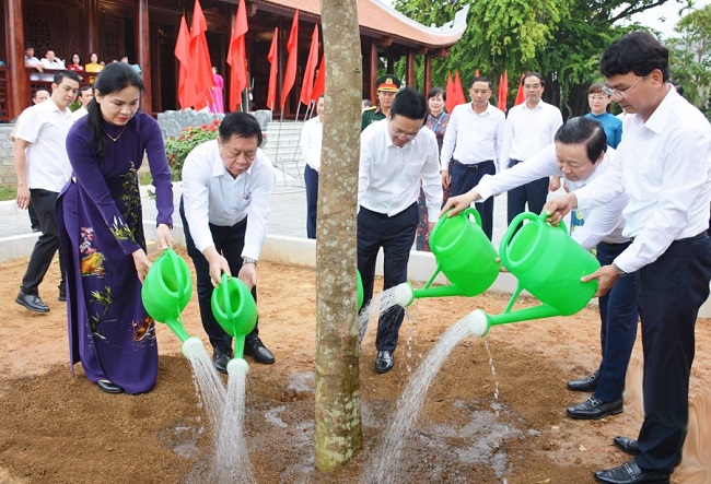 Đo&amp;agrave;n đại biểu l&amp;atilde;nh đạo Đảng, Nh&amp;agrave; nước, c&amp;aacute;c ban, bộ, ng&amp;agrave;nh, đo&amp;agrave;n thể Trung ương v&amp;agrave; l&amp;atilde;nh đạo tỉnh L&amp;agrave;o Cai đ&amp;atilde; trồng c&amp;acirc;y lưu niệm tại Khu lưu niệm Chủ tịch Hồ Ch&amp;iacute; Minh