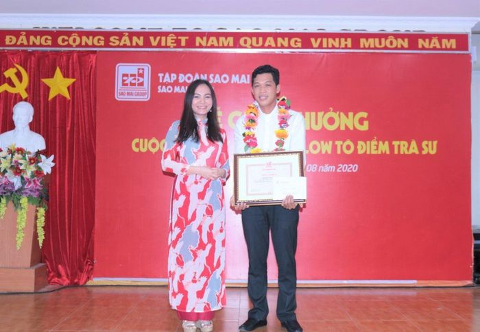B&amp;agrave; L&amp;ecirc; Thị Nguyệt Thu - Ph&amp;oacute; chủ tịch Hội đồng S&amp;aacute;ng lập v&amp;agrave; ph&amp;aacute;t triển Tập đo&amp;agrave;n Sao Mai trao giải nhất cho KTS Nguyễn Trọng Nghĩa tại lễ trao thưởng Hội thi thiết kế bungalow t&amp;ocirc; điểm Tr&amp;agrave; Sư