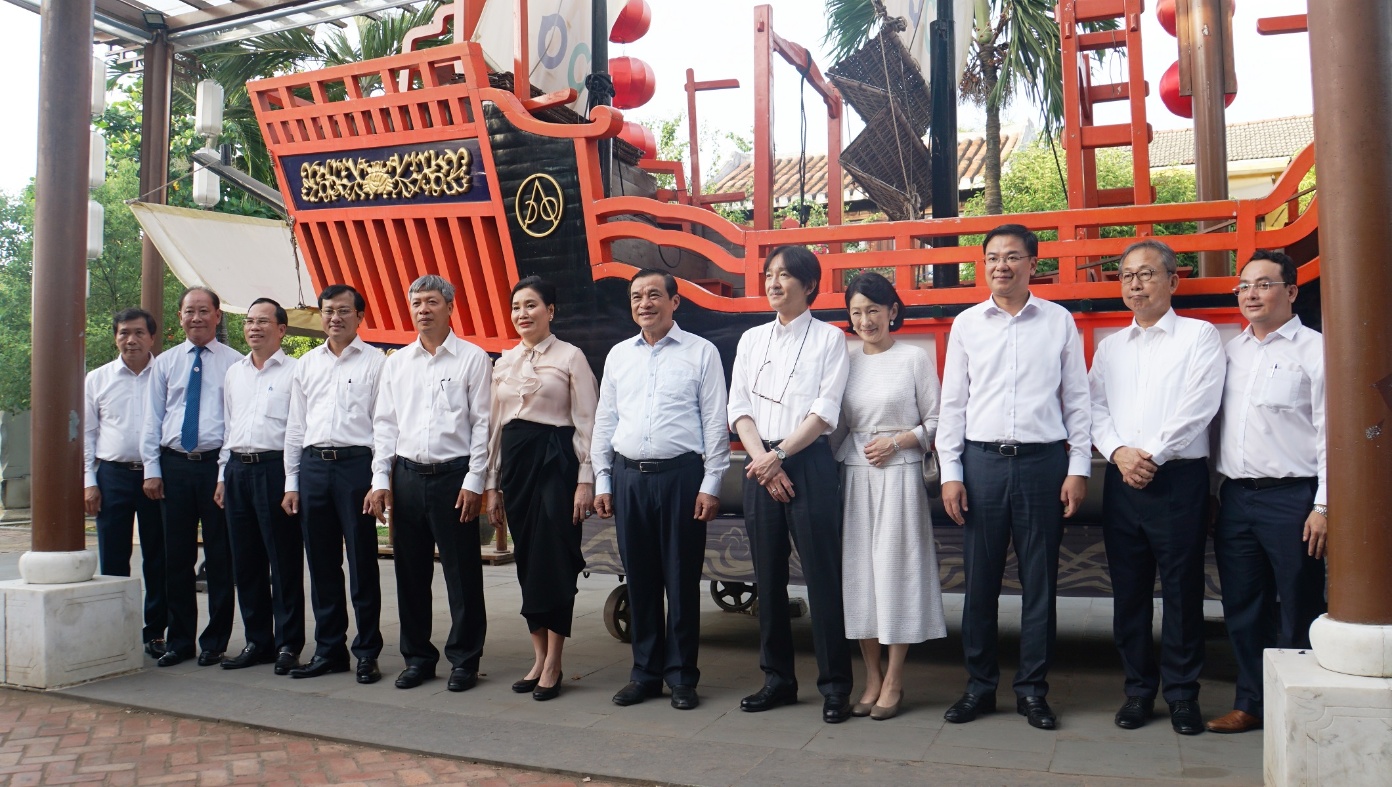Tiếp đ&amp;oacute;, đo&amp;agrave;n đ&amp;atilde; gh&amp;eacute; thăm Nh&amp;agrave; trưng b&amp;agrave;y văn h&amp;oacute;a Nhật Bản tại Hội An v&amp;agrave; Ch&amp;ugrave;a Cầu. Đ&amp;acirc;y đều l&amp;agrave; những c&amp;ocirc;ng tr&amp;igrave;nh mang đậm dấu ấn bang giao giữa Việt Nam v&amp;agrave; Nhật Bản