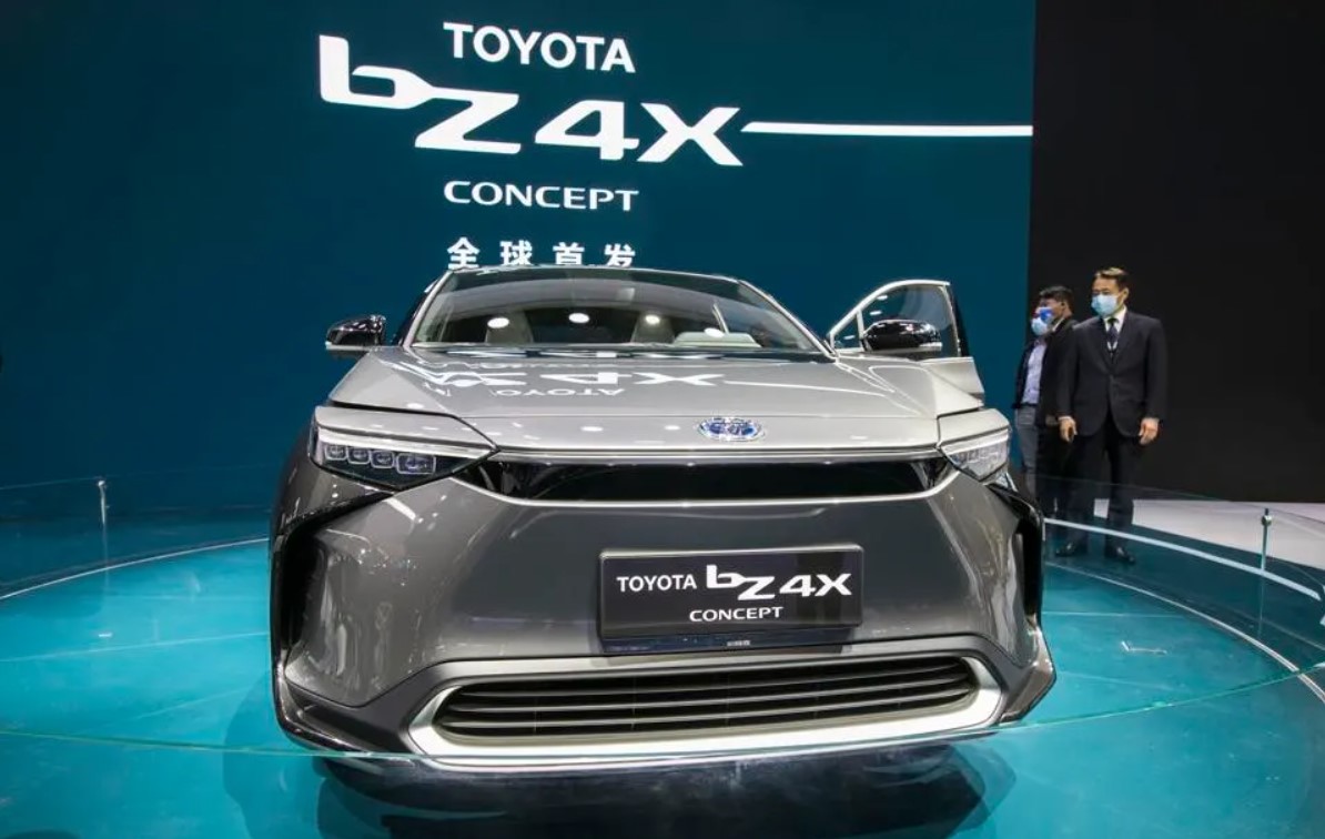 Một chiếc SUV Toyota bZ4X được trưng b&amp;agrave;y trong Triển l&amp;atilde;m Quốc tế Thượng Hải lần thứ 19 Triển l&amp;atilde;m C&amp;ocirc;ng nghiệp &amp;Ocirc; t&amp;ocirc; (Auto Shanghai 2021) tại Trung t&amp;acirc;m Hội nghị v&amp;agrave; Triển l&amp;atilde;m Quốc gia (Thượng Hải) v&amp;agrave;o ng&amp;agrave;y 19 th&amp;aacute;ng 4 năm 2021 tại Thượng Hải, Trung Quốc. (Ảnh của VCG/VCG qua Getty Images)