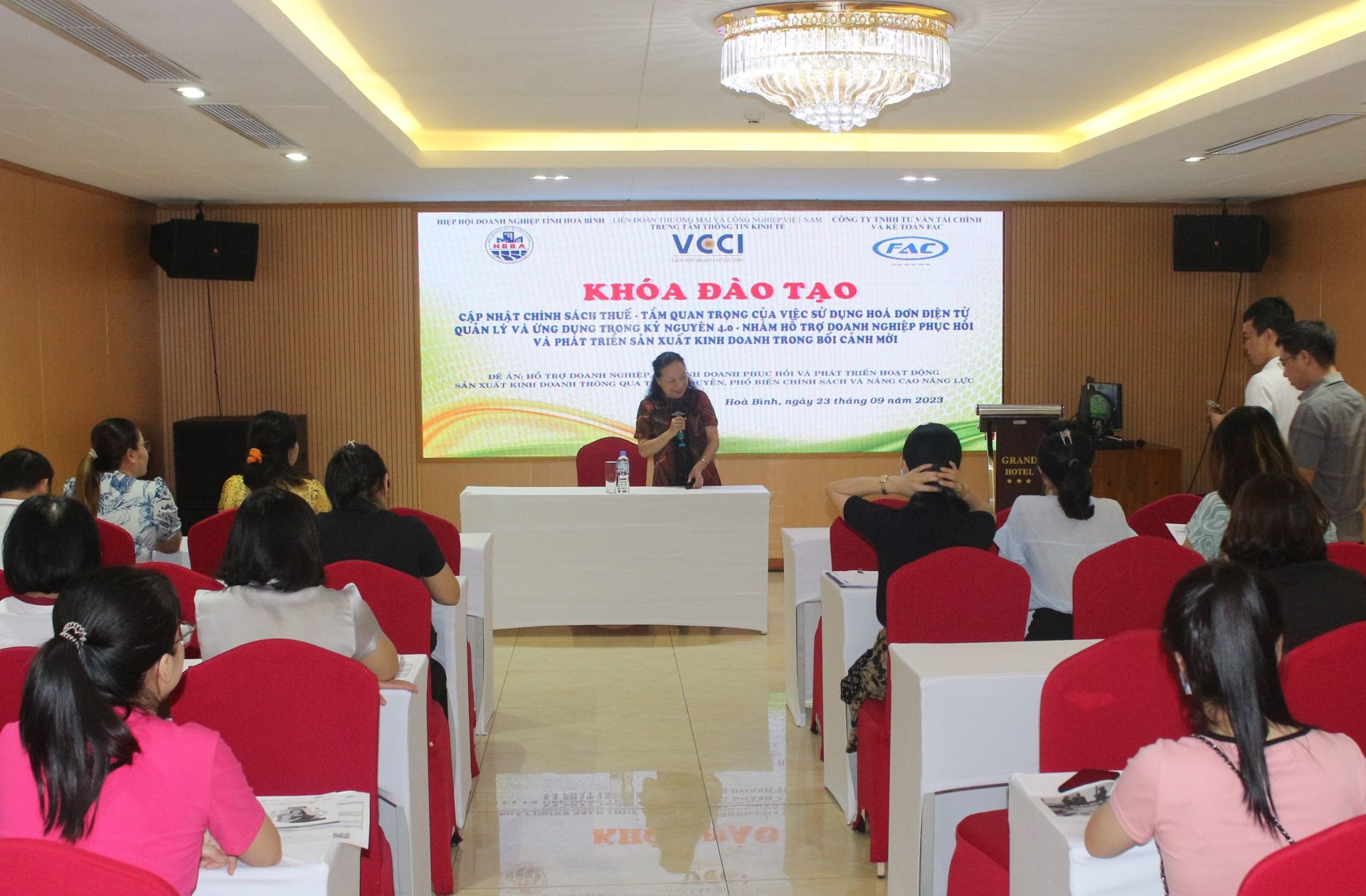 To&amp;agrave;n cảnh lớp đ&amp;agrave;o tạo