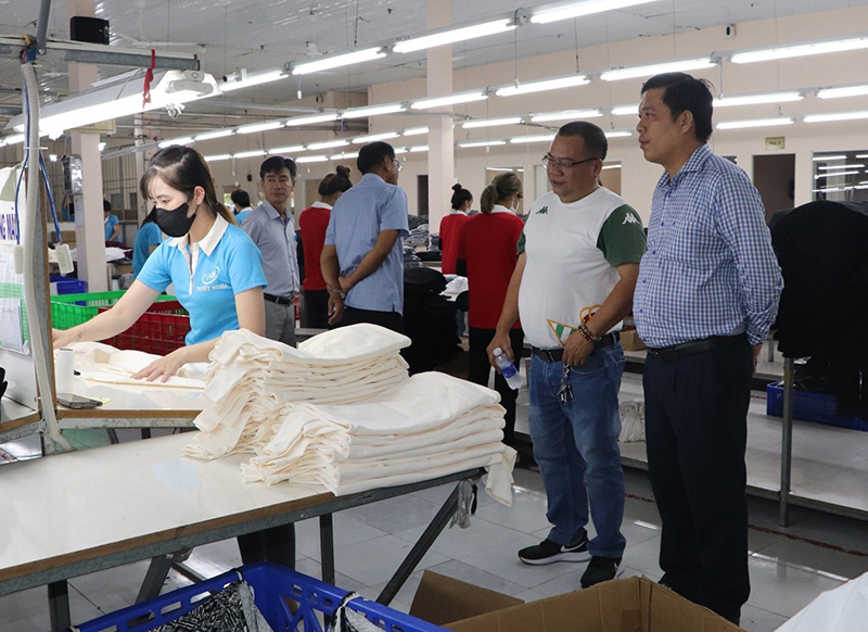 Đồng ch&amp;iacute; Nguyễn Minh Ngọc - Tỉnh ủy vi&amp;ecirc;n, B&amp;iacute; thư Huyện ủy T&amp;acirc;n Hồng (b&amp;igrave;a phải) khảo s&amp;aacute;t thực tế hoạt động của C&amp;ocirc;ng ty TNHH MTV may Tuyết Nghĩa