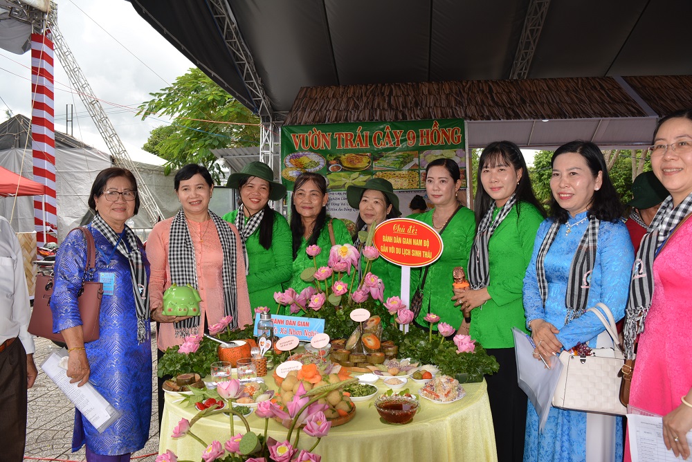 Nhiều gian h&amp;agrave;ng b&amp;aacute;nh được trưng b&amp;agrave;y bắt mắt trong cuộc thi  H&amp;ocirc;i thi l&amp;agrave;m b&amp;aacute;nh của Ng&amp;agrave;y hội du lịc sinh th&amp;aacute;i Phong Điền