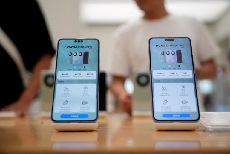 Mẫu điện thoại th&amp;ocirc;ng minh Mate 60 Pro của Huawei được trưng b&amp;agrave;y tại một cửa h&amp;agrave;ng Huawei ở Thượng Hải, Trung Quốc