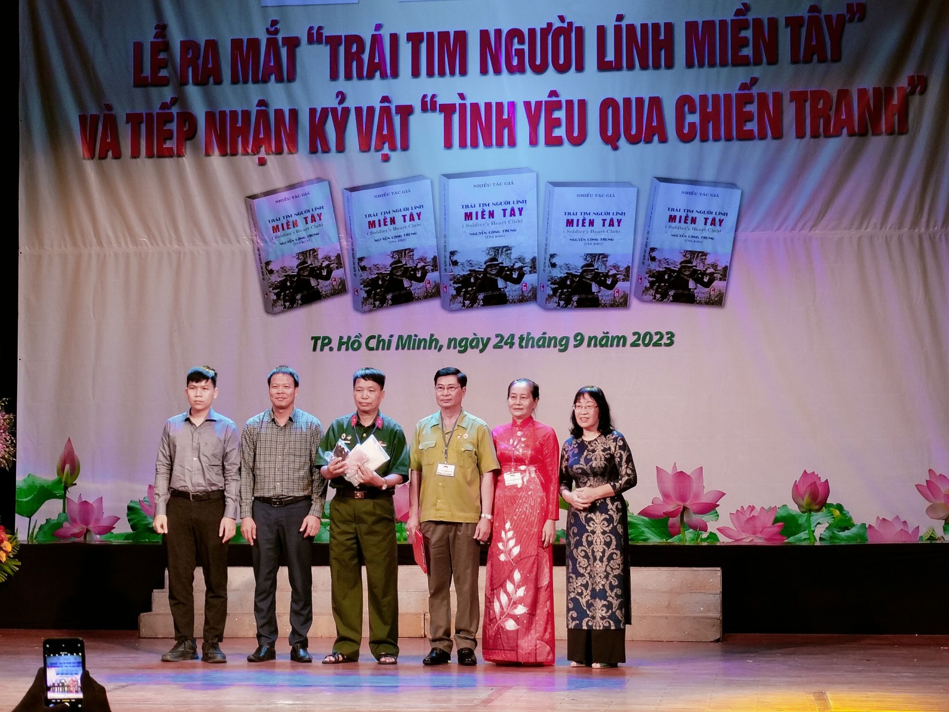 Ban tổ chức nhận di vật của c&amp;aacute;c liệt sĩ