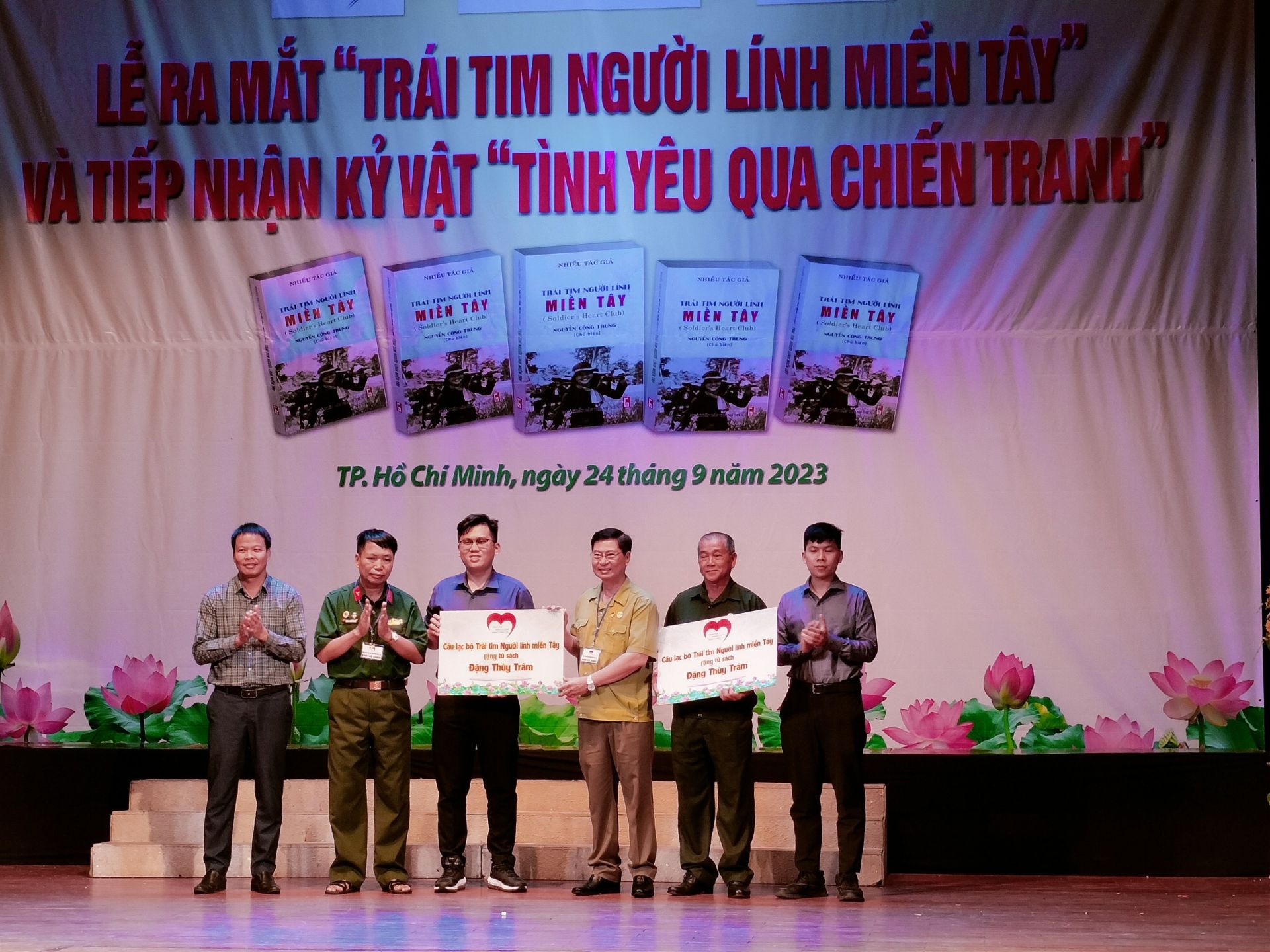 Trao tặng &amp;ldquo;Tủ s&amp;aacute;ch Đặng Thuỳ Tr&amp;acirc;m&amp;rdquo;