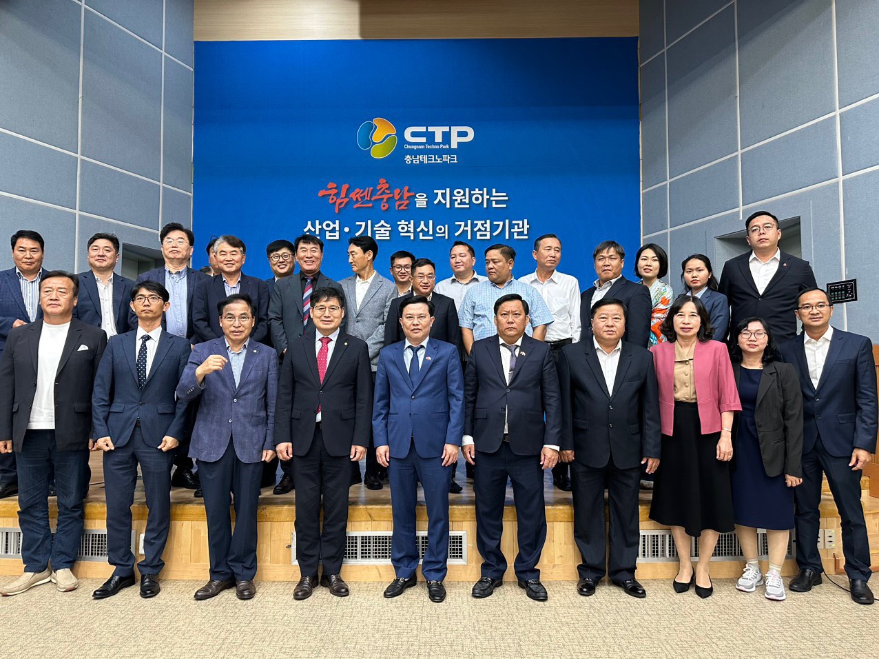 Đo&amp;agrave;n c&amp;ocirc;ng t&amp;aacute;c Long An chụp h&amp;igrave;nh lưu niệm