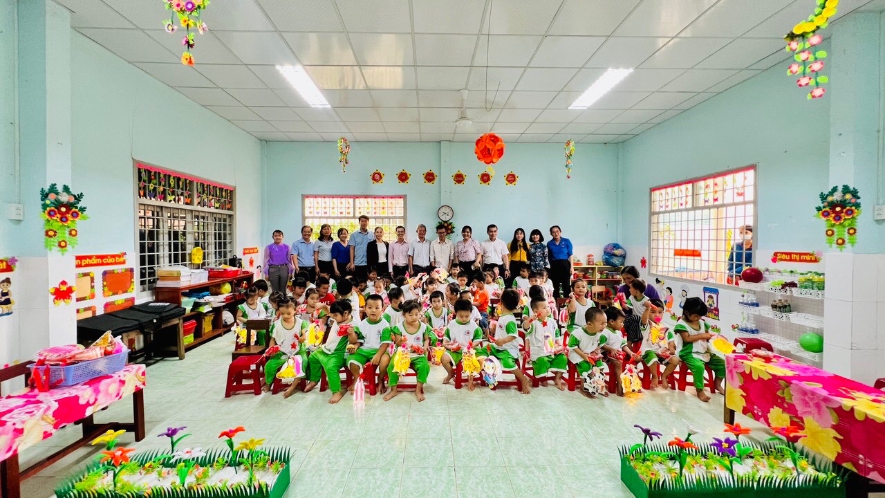 Trong ảnh l&amp;agrave; nh&amp;agrave; t&amp;agrave;i trợ trao qu&amp;agrave; trung thu cho học sinh trường Mẫu gi&amp;aacute;o An B&amp;igrave;nh T&amp;acirc;y.
