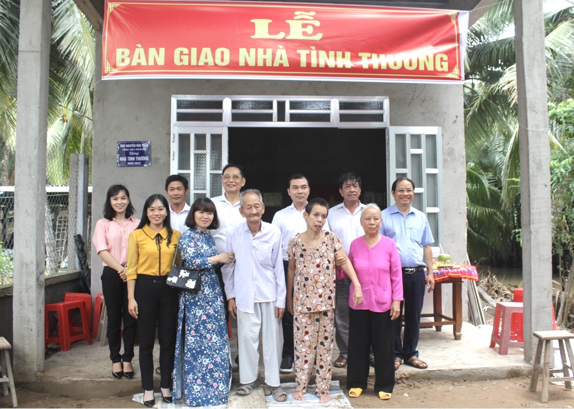 Lễ b&amp;agrave;n giao nh&amp;agrave; t&amp;igrave;nh thương cho &amp;ocirc;ng Nguyễn Văn Lối x&amp;atilde; An Ng&amp;atilde;i T&amp;acirc;y.