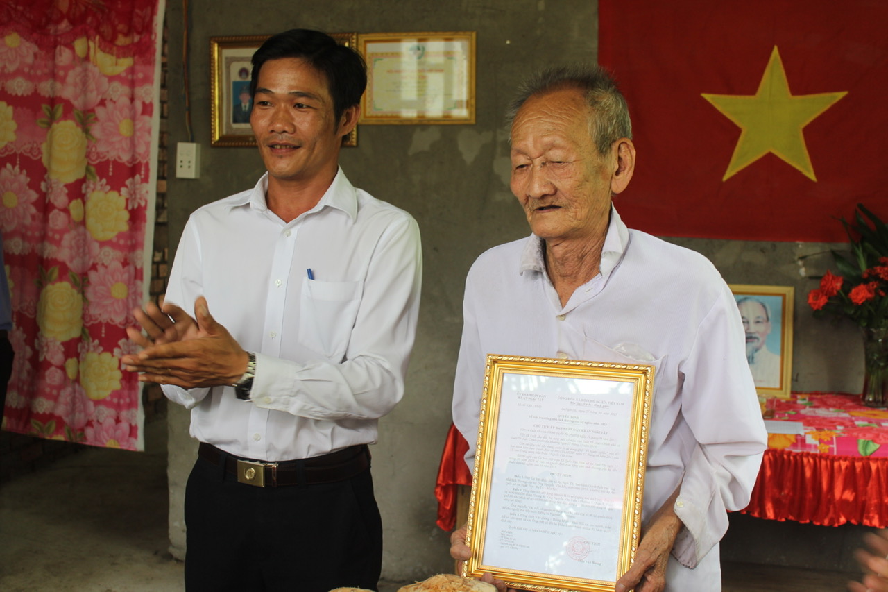 &amp;Ocirc;ng Nguyễn Văn Lối vui mừng nhận nh&amp;agrave; t&amp;igrave;nh nghĩa
