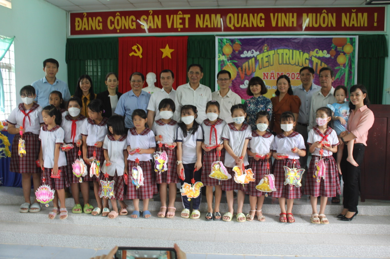 Quang cảnh trao qu&amp;agrave; trung thu cho học sinh trường Tiểu học An Ng&amp;atilde;i