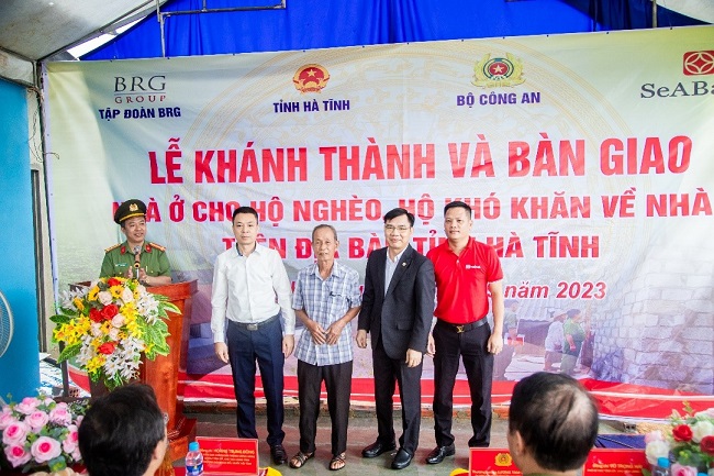 Đại diện Bộ C&amp;ocirc;ng an, tỉnh H&amp;agrave; Tĩnh, Tập đo&amp;agrave;n BRG v&amp;agrave; Ng&amp;acirc;n h&amp;agrave;ng SeABank b&amp;agrave;n giao căn nh&amp;agrave; cho hộ c&amp;oacute; ho&amp;agrave;n cảnh kh&amp;oacute; khăn tại tỉnh H&amp;agrave; Tĩnh