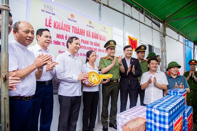 Đại diện Bộ C&amp;ocirc;ng an, tỉnh H&amp;agrave; Tĩnh, Tập đo&amp;agrave;n BRG v&amp;agrave; Ng&amp;acirc;n h&amp;agrave;ng SeABank b&amp;agrave;n giao căn nh&amp;agrave; cho hộ c&amp;oacute; ho&amp;agrave;n cảnh kh&amp;oacute; khăn tại tỉnh H&amp;agrave; Tĩnh.