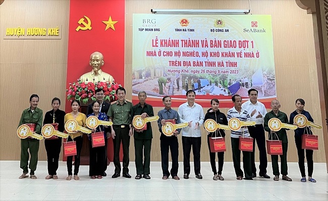 Đại diện Bộ C&amp;ocirc;ng an, tỉnh H&amp;agrave; Tĩnh, Tập đo&amp;agrave;n BRG v&amp;agrave; Ng&amp;acirc;n h&amp;agrave;ng SeABank b&amp;agrave;n giao căn nh&amp;agrave; cho hộ c&amp;oacute; ho&amp;agrave;n cảnh kh&amp;oacute; khăn tại tỉnh H&amp;agrave; Tĩnh