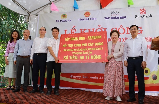 Madame Nguyễn Thị Nga, Chủ tịch Tập đo&amp;agrave;n BRG, c&amp;ugrave;ng c&amp;aacute;c l&amp;atilde;nh đạo Tập đo&amp;agrave;n v&amp;agrave; Ng&amp;acirc;n h&amp;agrave;ng SeABank trao tặng biểu trưng hỗ trợ kinh ph&amp;iacute; x&amp;acirc;y dựng 1.000 ng&amp;ocirc;i nh&amp;agrave; với số tiền 50 tỷ đồng cho tỉnh H&amp;agrave; Tĩnh, ng&amp;agrave;y 23 th&amp;aacute;ng 6 năm 2023.