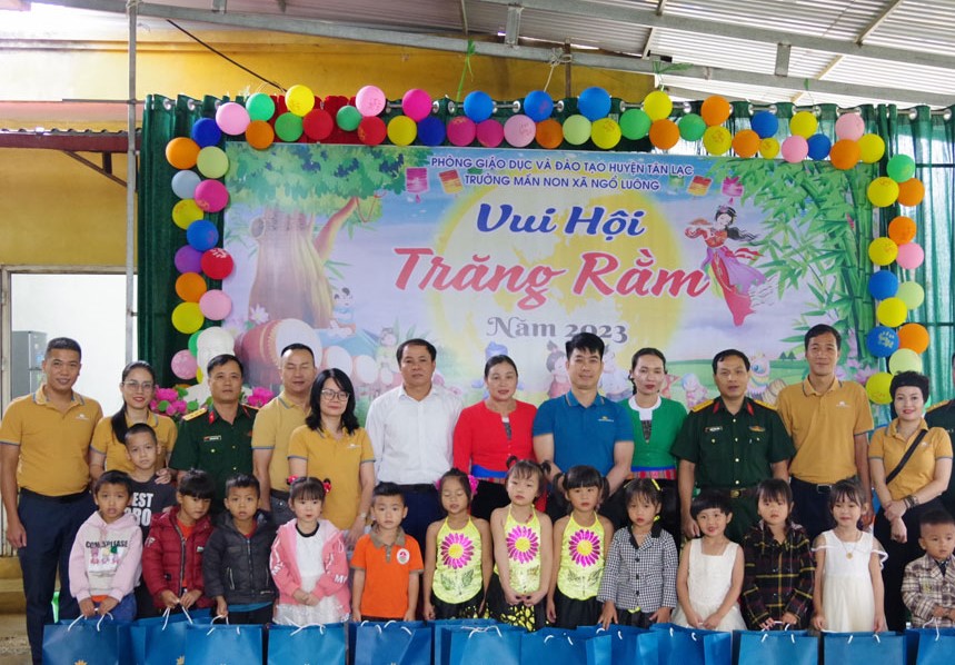 L&amp;atilde;nh đạo c&amp;aacute;c cơ quan, đơn vị tặng qu&amp;agrave; cho trẻ Trường mầm non x&amp;atilde; Ngổ Lu&amp;ocirc;ng, huyện T&amp;acirc;n Lạc trong chương tr&amp;igrave;nh Vui hội Trăng rằm.