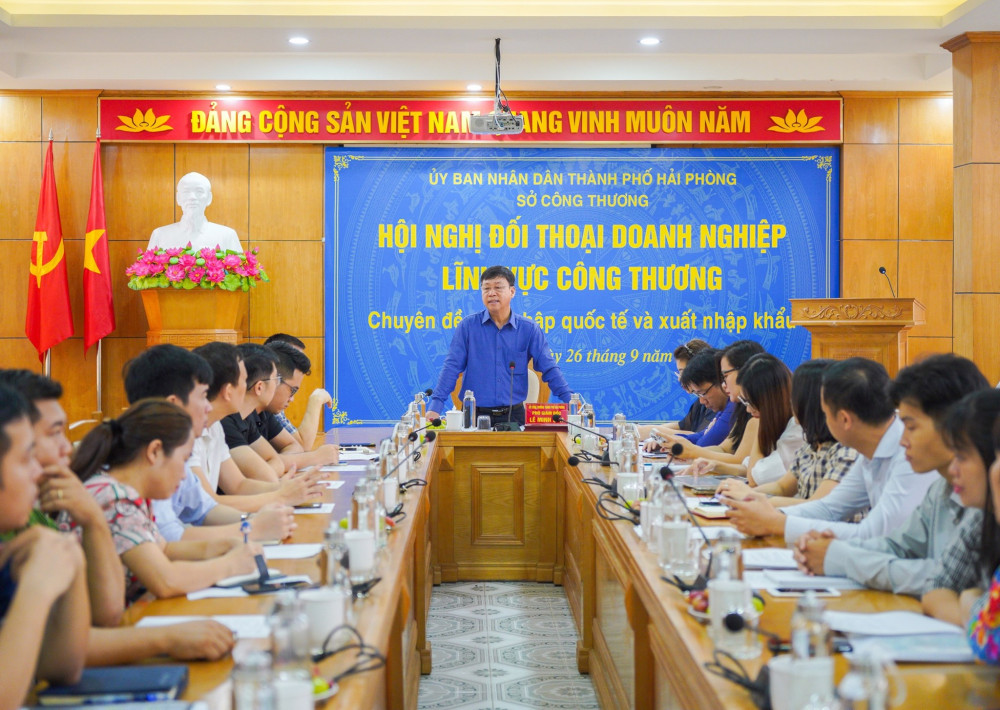 &amp;Ocirc;ng L&amp;ecirc; Minh Sơn, Ph&amp;oacute; Gi&amp;aacute;m đốc Sở C&amp;ocirc;ng Thương TP. Hải Ph&amp;ograve;ng chủ tr&amp;igrave; cuộc đối thoại với c&amp;aacute;c doanh nghiệp.
