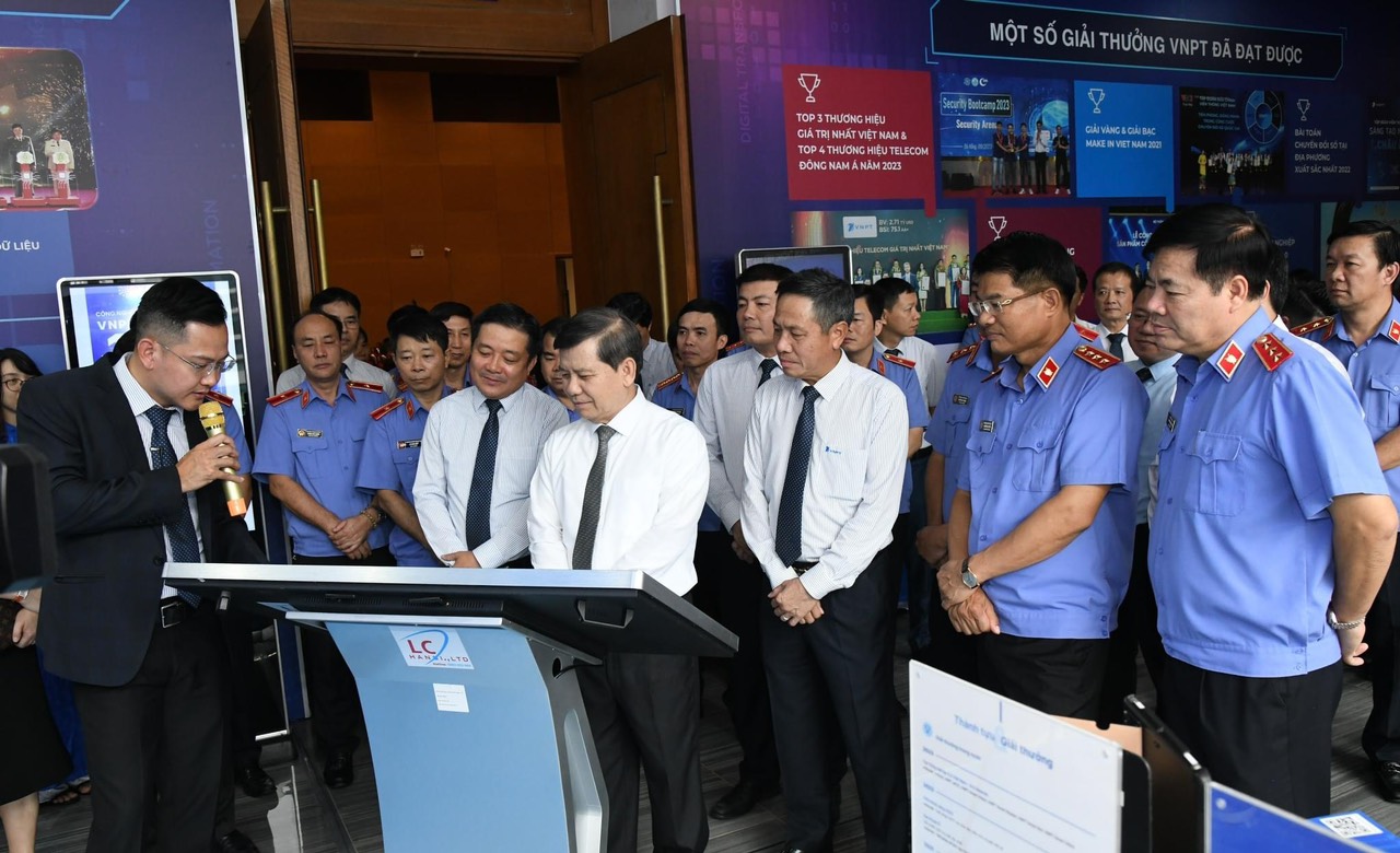 Ban gi&amp;aacute;m đốc VNPT giới thiệu với L&amp;atilde;nh đạo Viện Kiểm s&amp;aacute;t nh&amp;acirc;n d&amp;acirc;n tối cao về hệ sinh th&amp;aacute;i số của VNPT.
